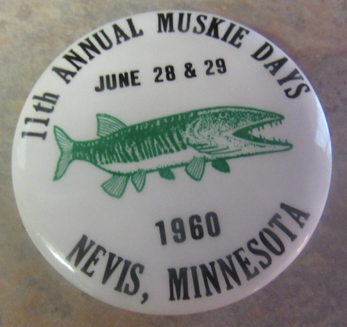 VINTAGE 1960 MUSKIE DAYS FISHING CELLULOID PINBACK PIN NEVIS MINNESOTA - Picture 1 of 3