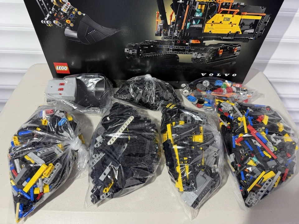 LEGO Technic 42215 Volvo EC500 Hybrid Excavator, photo 3 of 5