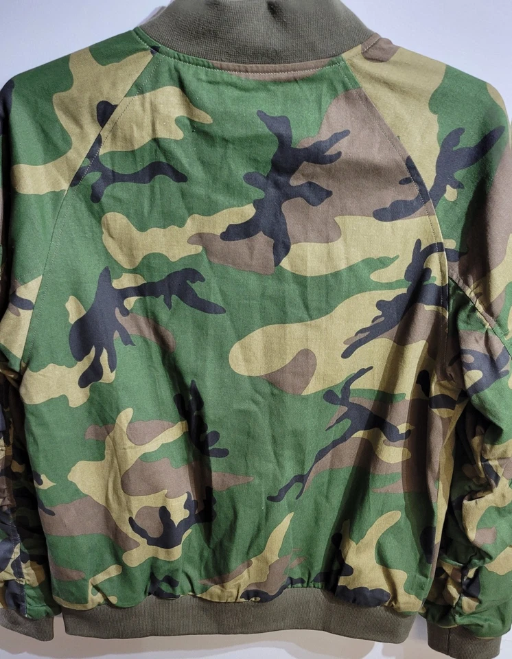 Killion 迷彩轰炸机夹克,尺寸 L,二手状况完好 — 第 2/3 张图片