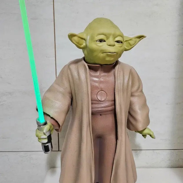 Star Wars Yoda Moving Figure - Rare Collectible