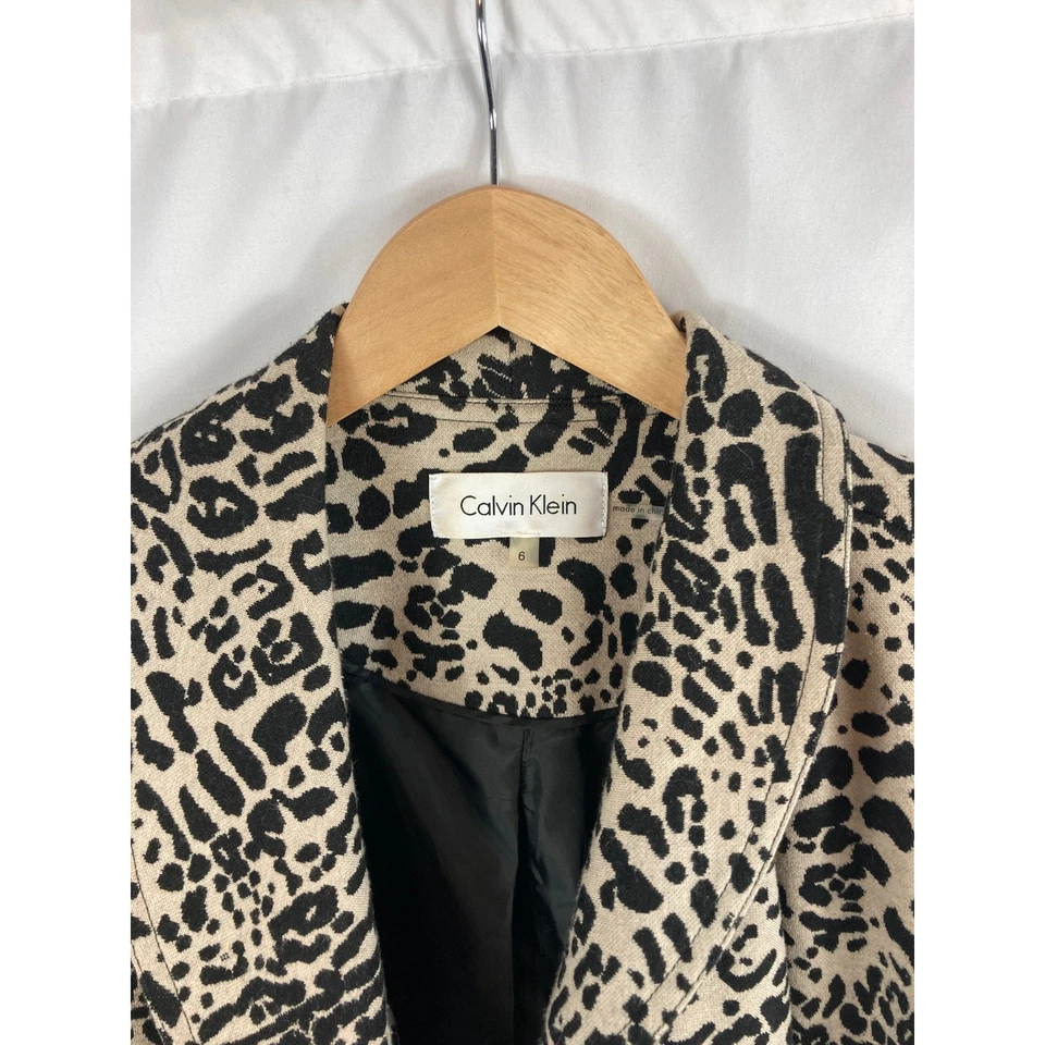 Suéter/Chaqueta Calvin Klein Estampado Animal con Volantes Frontales Talla 6 Foto 3 de 4