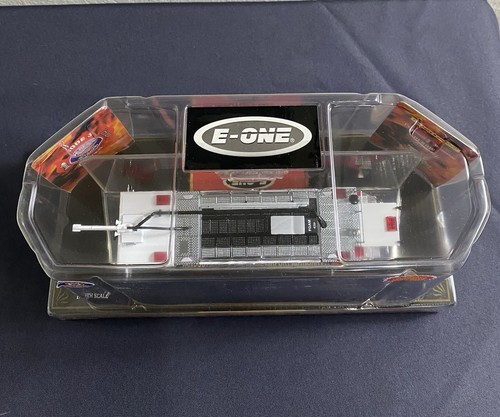 Code 3 Model #12172 Vancouver (YVR) Intl Airport E-One 8x8 Crash Truck - Picture 8 of 9