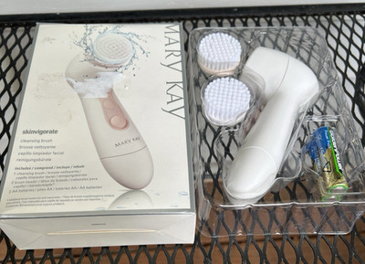 NEW MARY KAY SKINVIGORATE CLEANSING SPIN BRUSH W/ 2 REPLACEMENT BRUSH HEADS