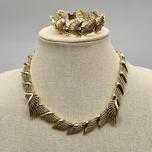 Vintage Coro Pegasus Jewelry Set Gold Tone Parure Necklace Bracelet Earrings