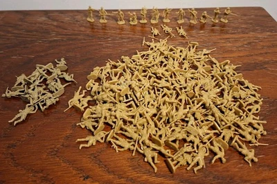 Esci British 8th Army Soldiers WWII 1/72 #207 - 165 Loose Figures - Image 1 of 4