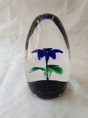 stunning floral glass paperweight with maker's mark to base - Picture 4 of 11