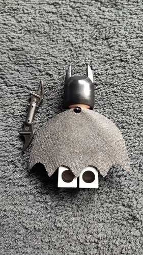 LEGO Batman Minifigure dim002 Dark Bluish Gray Suit Gold Belt Cape DC 71200-1 - Picture 2 of 3