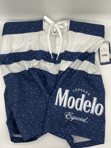modelo swim trunks