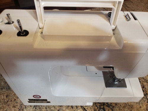 NECCHI OMEGA 6018 SEWING MACHINE W/ FOOT PEDAL, CASE & MANUAL- WORKING - Picture 4 of 19