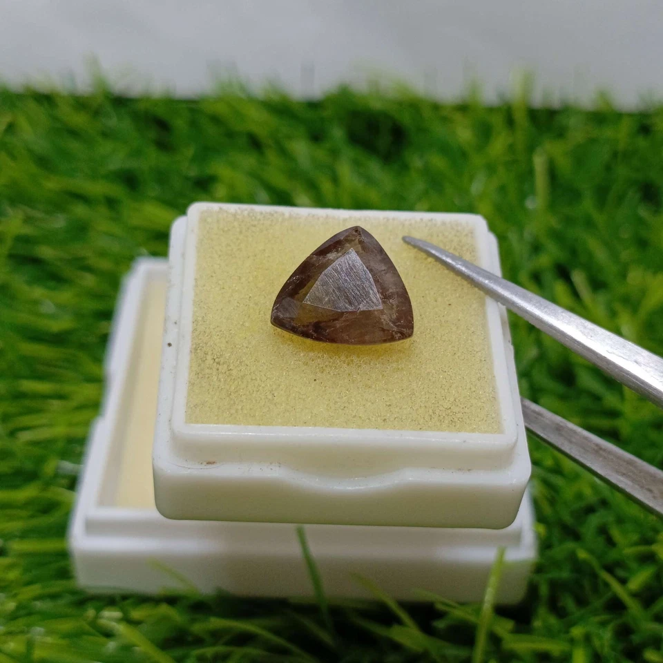 Piedra preciosa natural de axinita color wengué corte mixto forma trillón de 3,8 quilates Foto 2 de 3