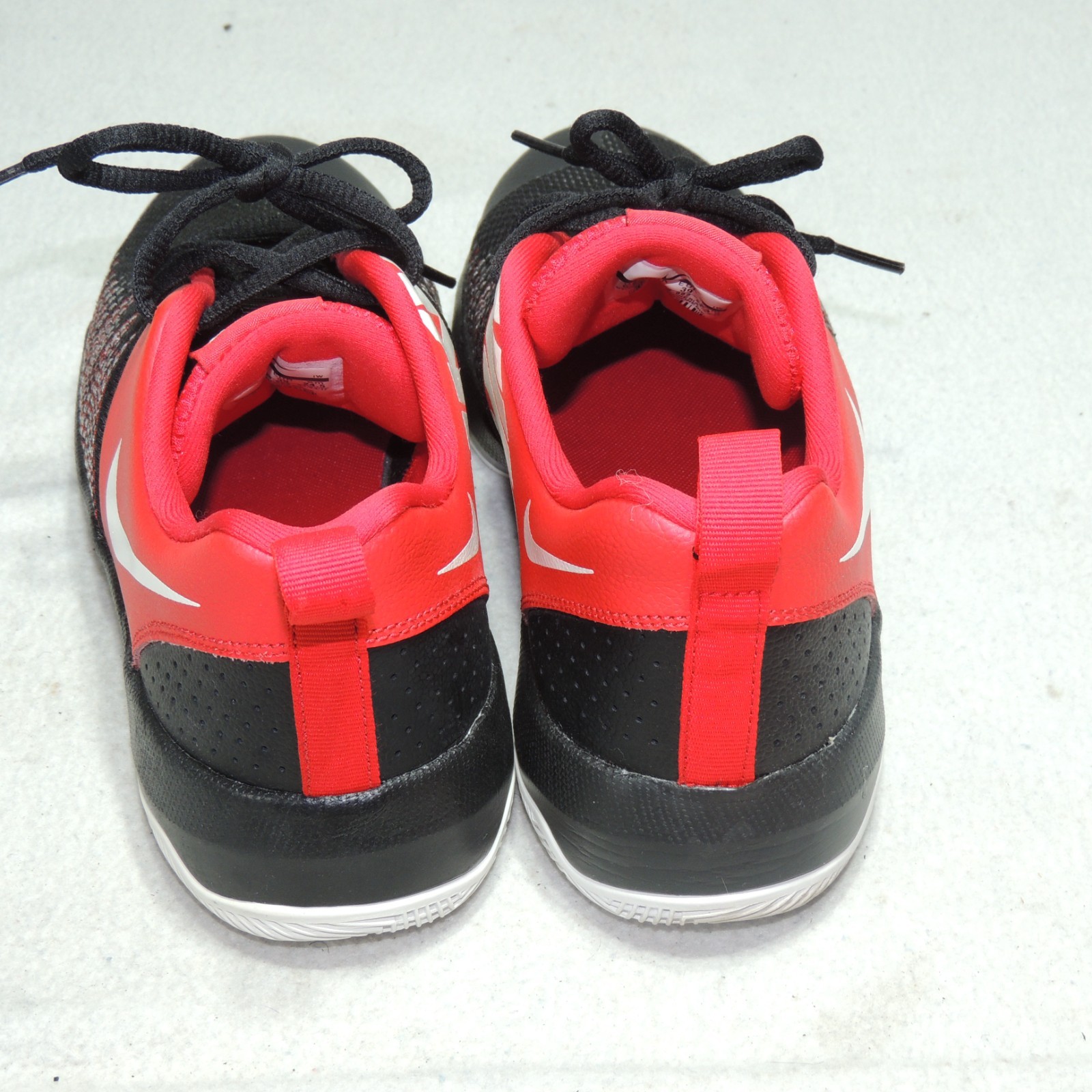 SAOLA Nike Ragazzo Taglia 6.5Y Team Hustle Quick Low Nero Rosso Bianco 922680 002