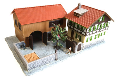Pola - Bauernhof Scheune Figuren - 819 - H0 - Gebäude Haus gebaut ---- DM 1111