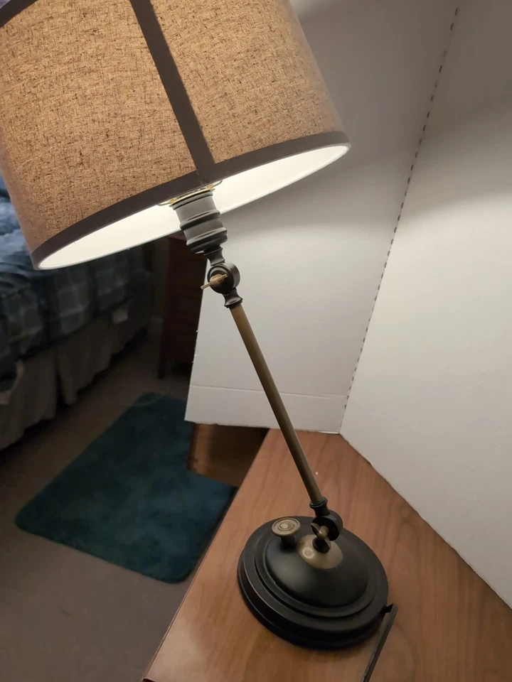 Lámpara de mesa ajustable Quoizel Foto 4 de 4