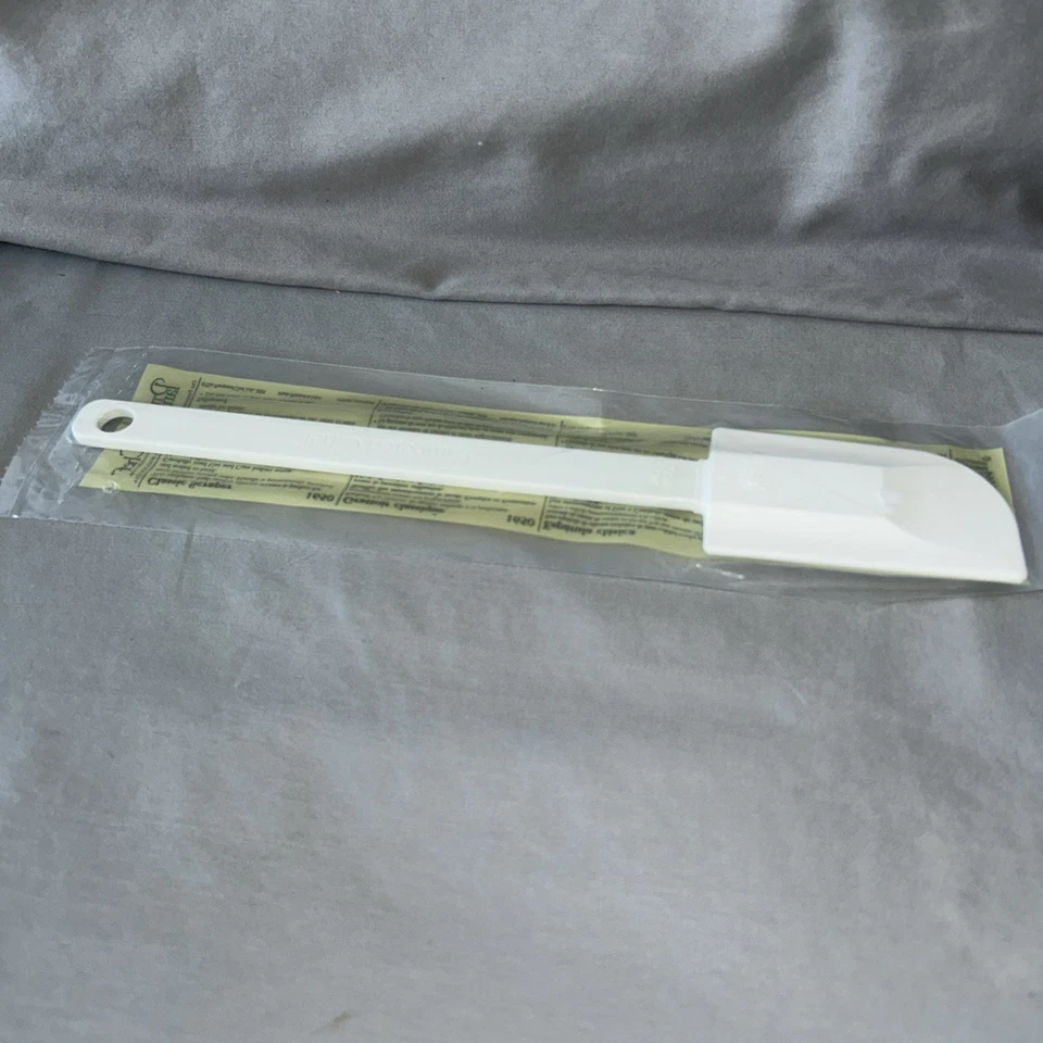 Pampered Chef Classic Scraper Spatula #1650 New in Package - Image 4 of 4