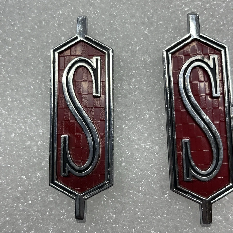 PAR 1971 OLDSMOBILE CUTLASS SUPREME "S" GUARDABARROS EMBLEMA INSIGNIA 411259 CROMO Foto 3 de 4