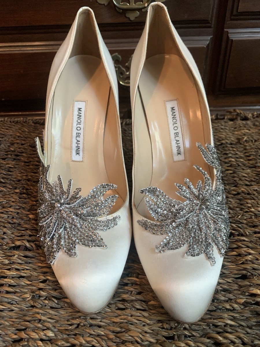 MANOLO BLAHNIK ［未使用］156,200円 VABELA Manolo Blahnik White Swan Embellished Satin Pump 42 Bella Twilight