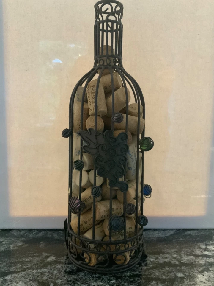 "Jaula de corcho de vino de 13,5"" de alto cargada de corchos de colección usada en excelente estado" Foto 3 de 4