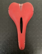 Sella Bassano SPACE in Fibra di Carbonio Colore Rosso