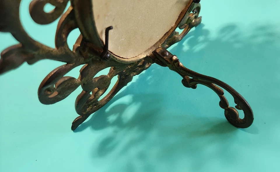 Marco de fotos de mesa dorado vintage de 9" con respaldo de caballete 4 X 6 elegante desplazamiento ornamentado Foto 3 de 4