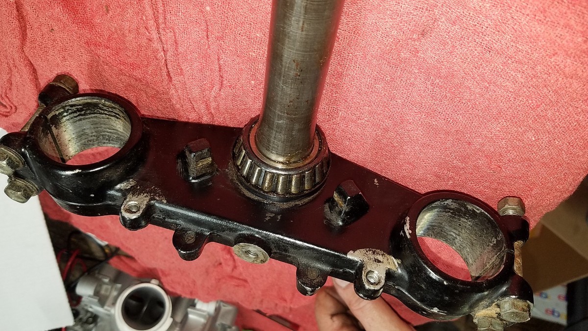 KX125 KAWASAKI 1984 (LOT B) KX 125 84 FORK LOWER HOLDER BOTTOM