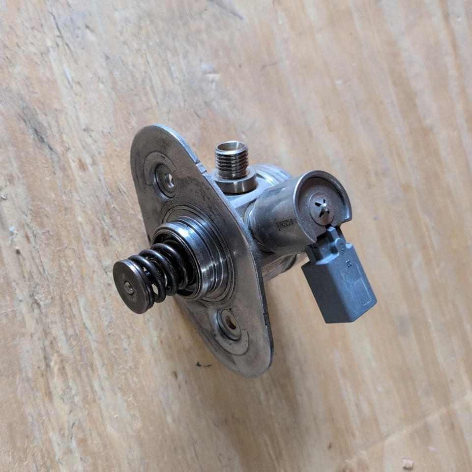 Bomba de combustible de alta presión de 2,0 L con enchufe grande para BMW X1 X3 228i 320i 328i 428i 528i Foto 2 de 3