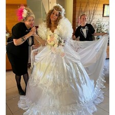 Luxury Wedding Dresses Ruffles Long Sleeve Lace Applique Victorian Bridal Gowns