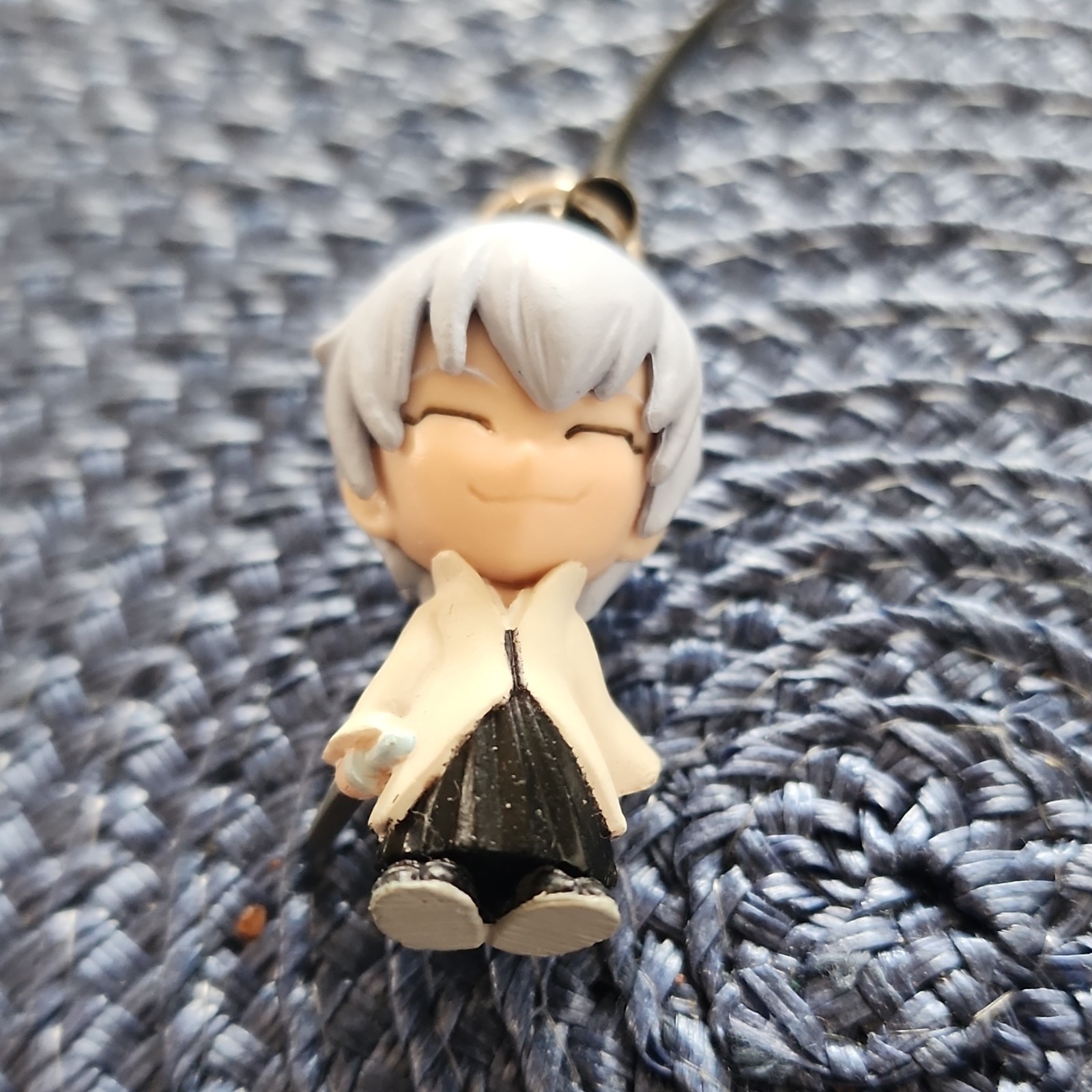 Gin, lejía Anime Boy Blanco Negro Gris PVC Clip-On Llavero Tema Animación