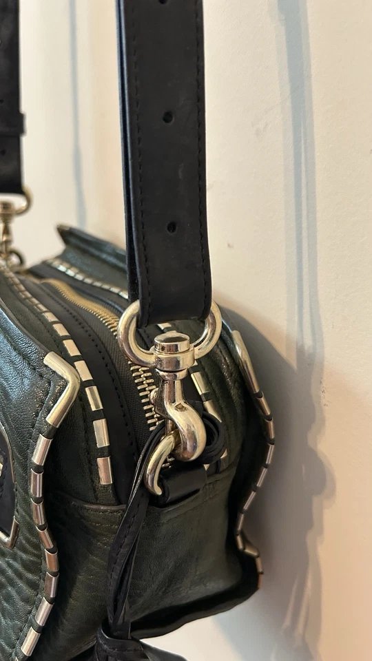 Cartera Bandolera Pequeña de Cuero Verde Gryson Tachuelas de Latón Forro de Gamuza Declaración Foto 3 de 4