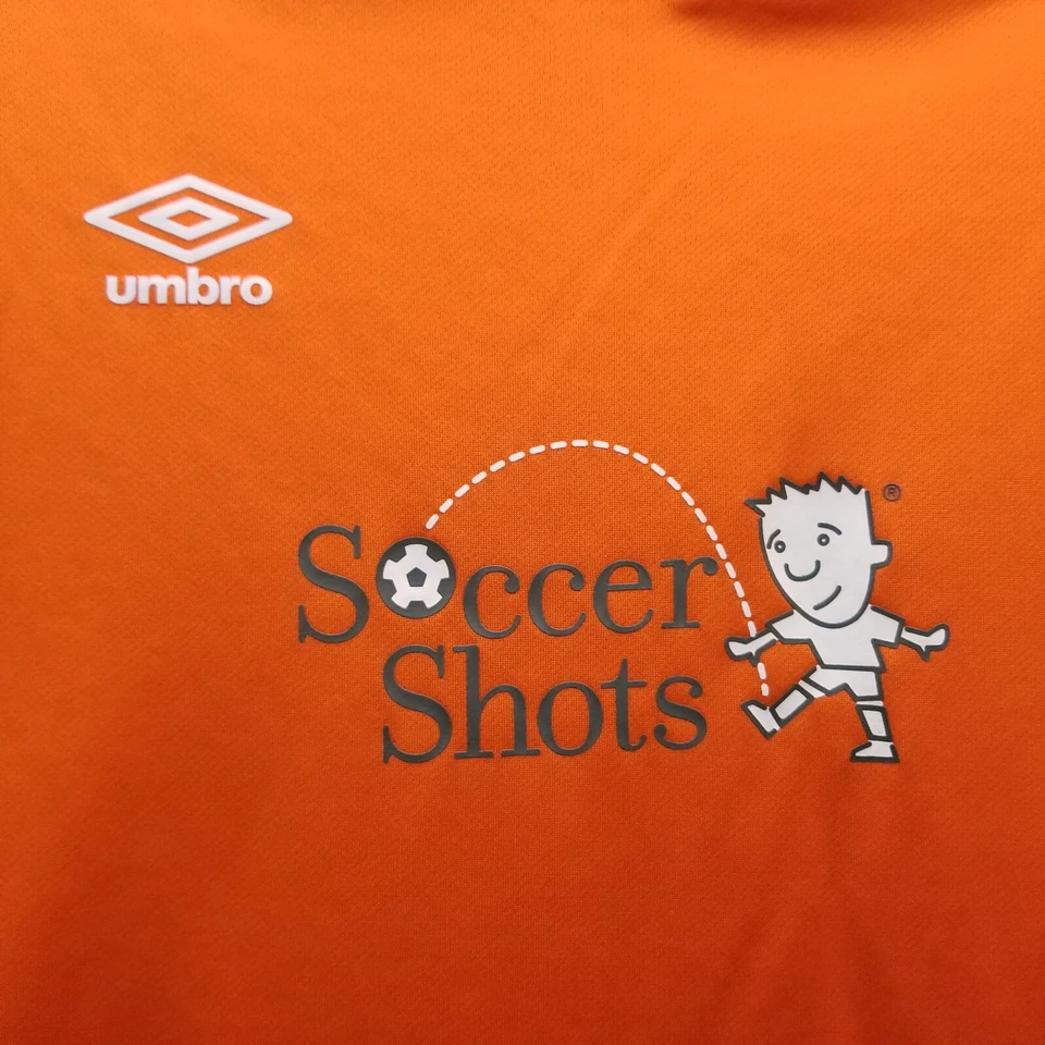 Polo Umbro L controle climático laranja atlético roupa ativa 40,5" 28" 8,5" - Imagem 2 de 4