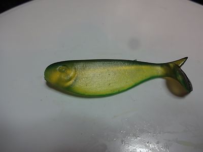 SOFT PLASTIC 2 1/2'' FAN-TAIL SHAD FISH BAIT GREEN WITH BLACK BACK 18 PCS.  