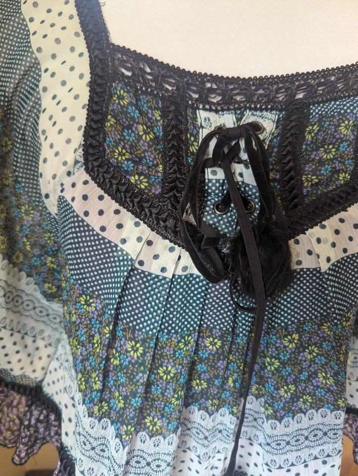 Poncho corto estilo hada con volantes talla S/M Lulumari Anthropologie Boho Pom Pom Crop Poncho Foto 2 de 4