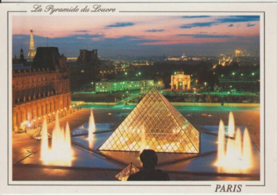PARIS - LA PYRAMIDE DU LOUVRE BEI NACHT FARBIGE POSTKARTE
