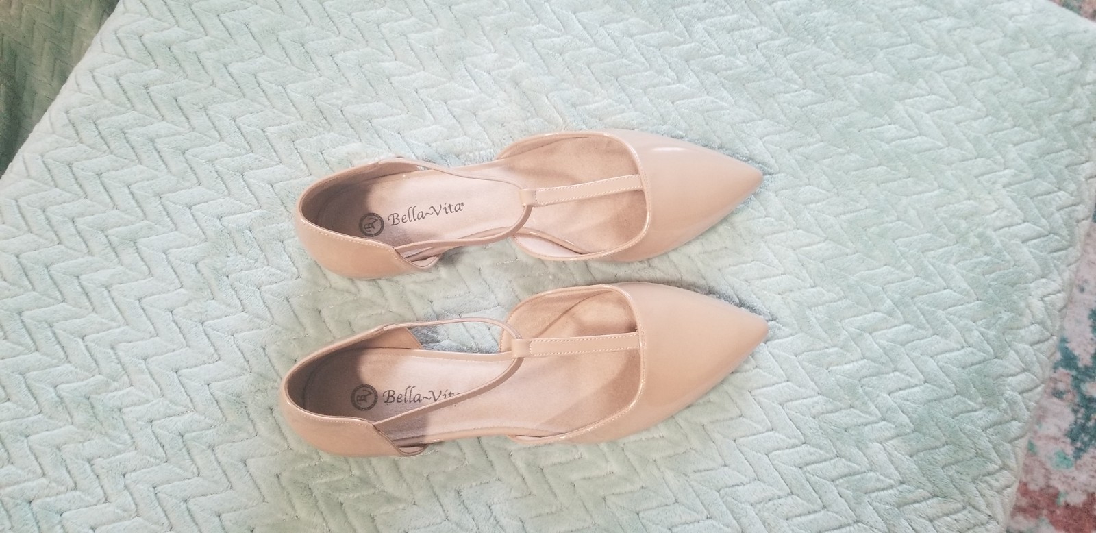 Bella Vita T strap Flats Size 11 Narrow Beige
