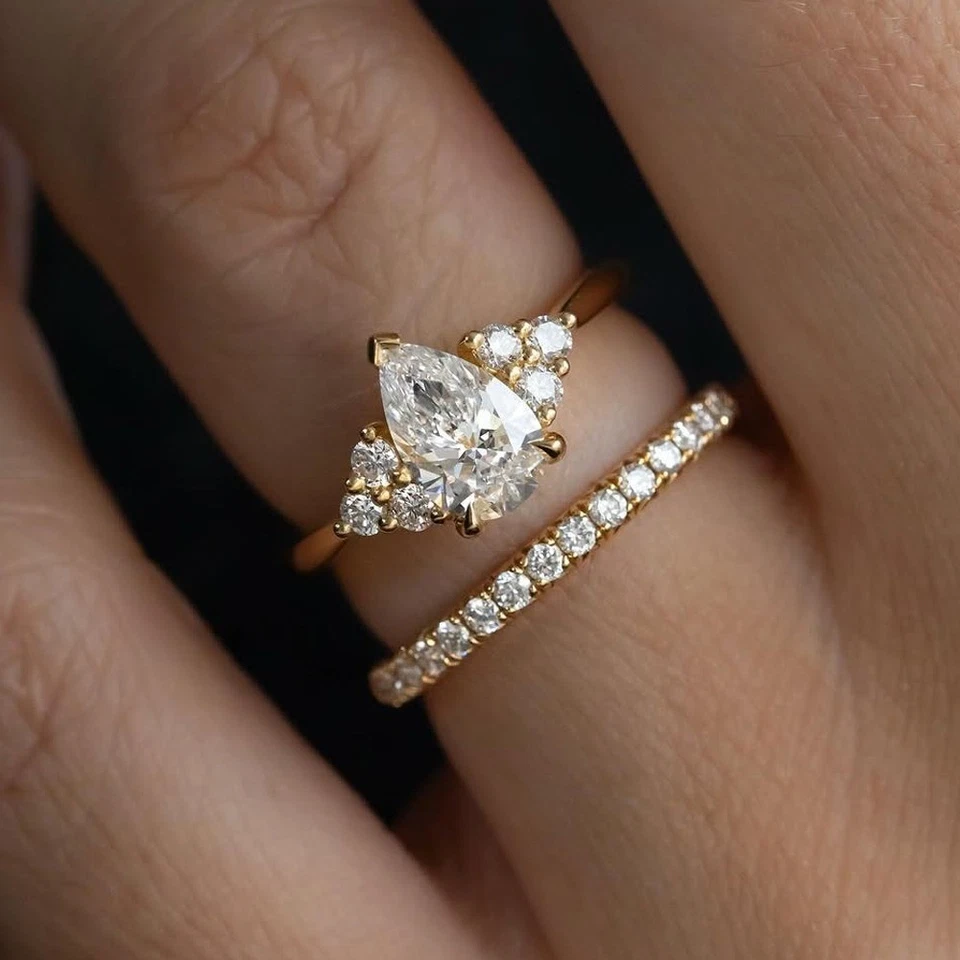 Anillo de compromiso de diamantes cultivados en laboratorio IGI 2,50 quilates corte pera E VS1 en oro amarillo de 14 k Foto 4 de 4