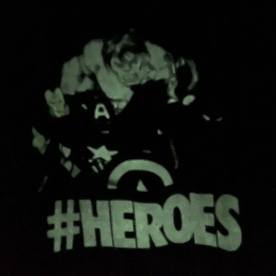 Camiseta roja Epic Threads Marvel #Heroes Boys BRILLA EN LA OSCURIDAD ¡Talla M L@@K! Foto 3 de 4
