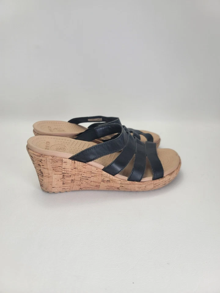 Crocs A Leigh sandálias anabela femininas 6 tiras sapatos confortáveis salto de cortiça - Imagem 2 de 4