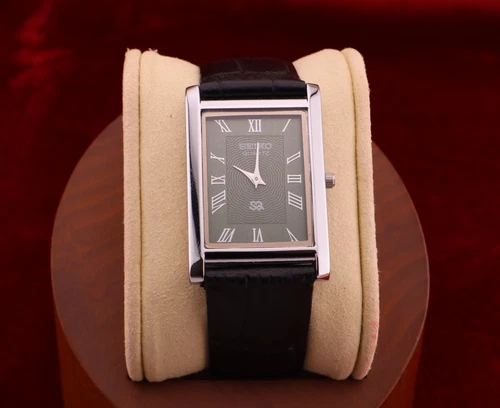 ⌚✨ Vintage Seiko Slim Quartz Gentlemen's Green Dial ,Black Dress Watch