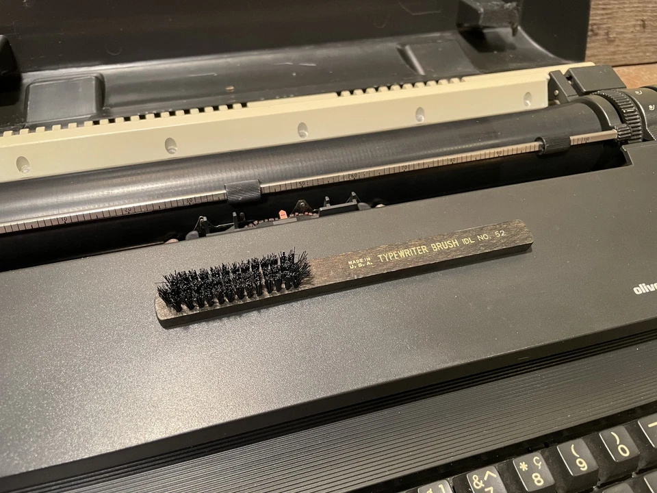 Máquina de escrever eletrônica Olivetti Praxis 30 vintage com estojo de viagem original FUNCIONA - Imagem 3 de 4