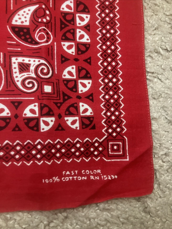 "Bandana roja vintage con estampado geométrico EE. UU. color rápido años 80 22 x 19,25"" algodón" Foto 3 de 4