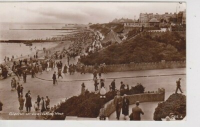 CLACTON-ON-SEA - BLICK AUF STRAND & PROMENADE S/W POSTKARTE (1933)