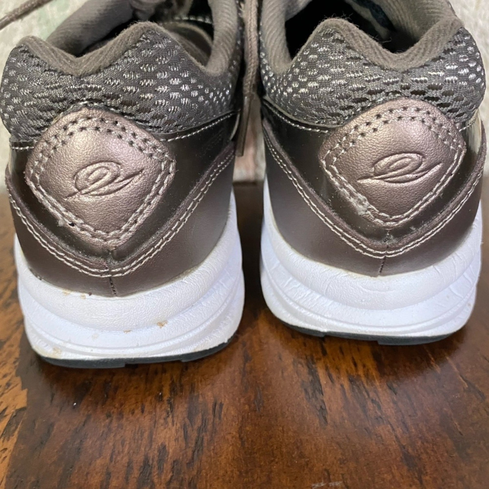 SAOLA Sneakers Easy Spirit Bronzo Taglia 8N con Suola Ammortizzata e Design Traspirante