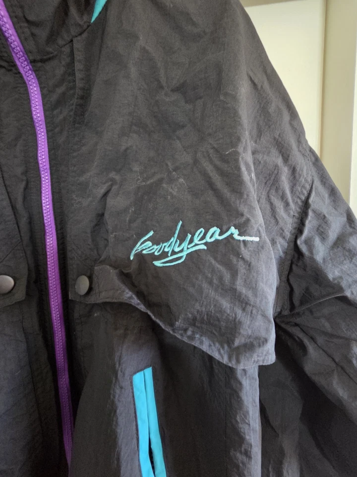 Cortavientos vintage Swingster años 90 bordados Goodyear neumáticos negro púrpura verde azulado Foto 2 de 4
