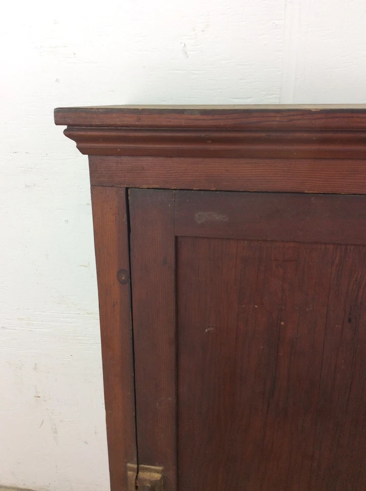 Antiguo gabinete de pared americano de granja con pestillo de latón Foto 3 de 4