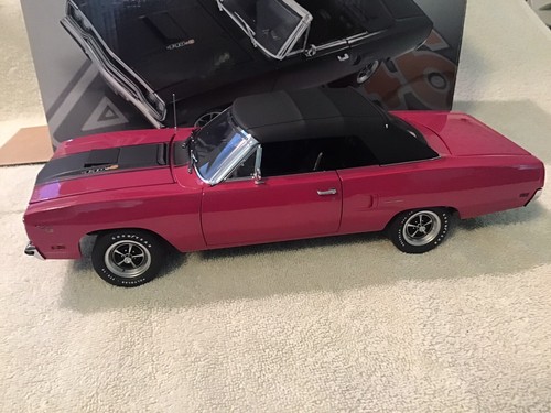 1/18 GMP 1970 Plymouth Road Runner rosa convertible 1/199 - Imagen 5 de 9