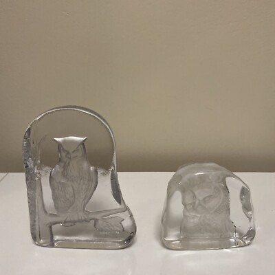 3D Glas Briefbeschwerer von 2 Glaseulen.
