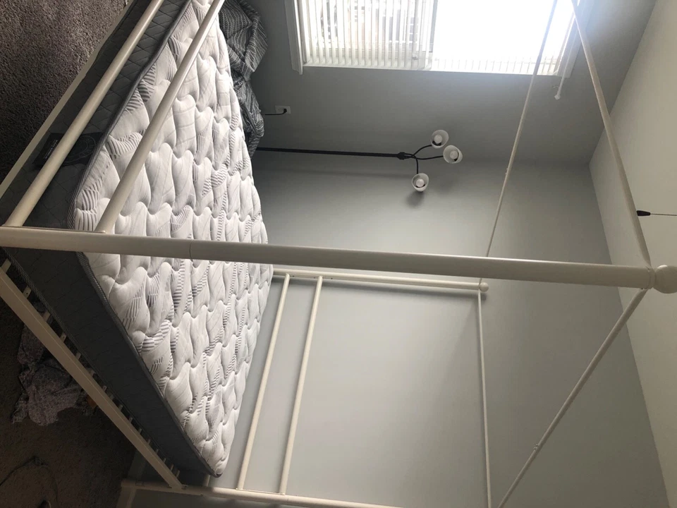 Cama con dosel de metal Mainstays, Queen, blanca viene con colchón  Foto 4 de 4