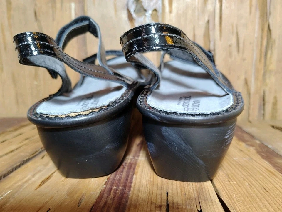 Sandalia de cuña Naot Brussels negra charol con tiras para mujer talla UE 41 EE. UU. 10 Foto 4 de 4