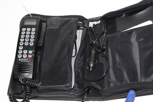 Vintage Motorola SCN2532A Mobile Phone w Case & Antenna collectible (powers up)