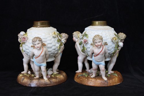 PAIR OF ANTIQUE PLAUE GERMAN PORCELAIN OIL LAMP FONTS CHERUBS, ENCRUSTED FLOWERS - Picture 2 of 8