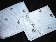 NAUTICA BLUE PINSTRIPE COAT OF ARMS LOGO 2P TWIN FLAT SHEET P/CASE SET